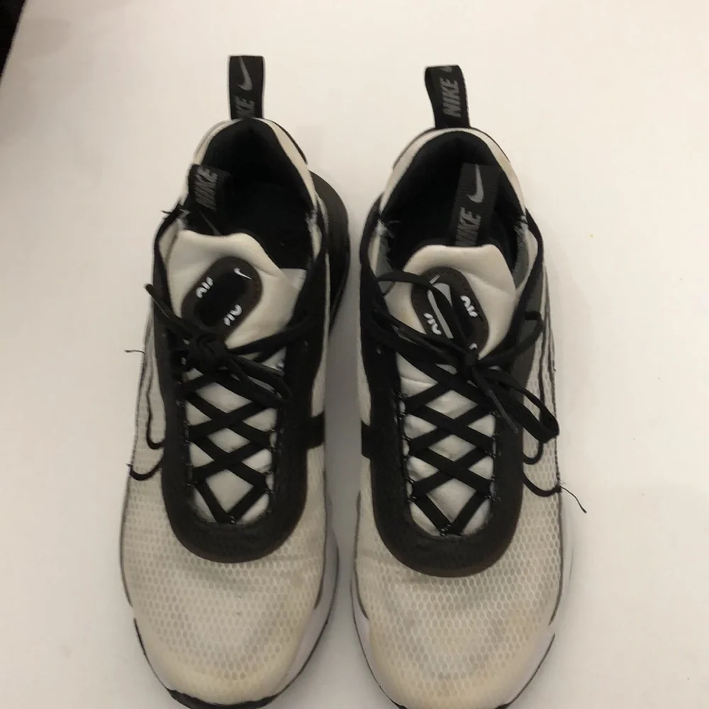 NIKE AIR RUNNING SNEAKERS MENS-BOYS (TEENS SIZE 7Y